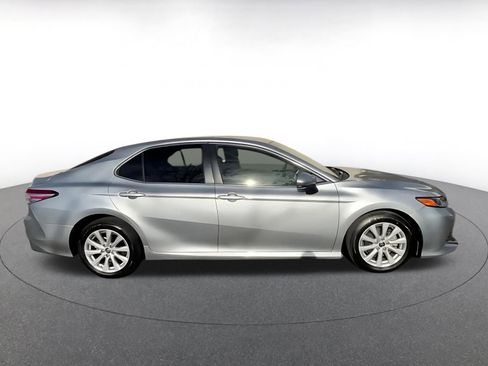 Used 2018 Toyota Camry LE image 16