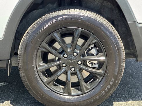 Used 2023 Jeep Cherokee Altitude Lux AWD/4WD image 12
