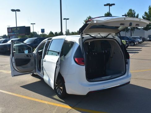 Used 2024 Chrysler Pacifica Limited FWD image 18
