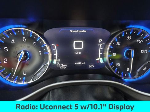 Used 2023 Chrysler Pacifica Touring-L FWD image 5