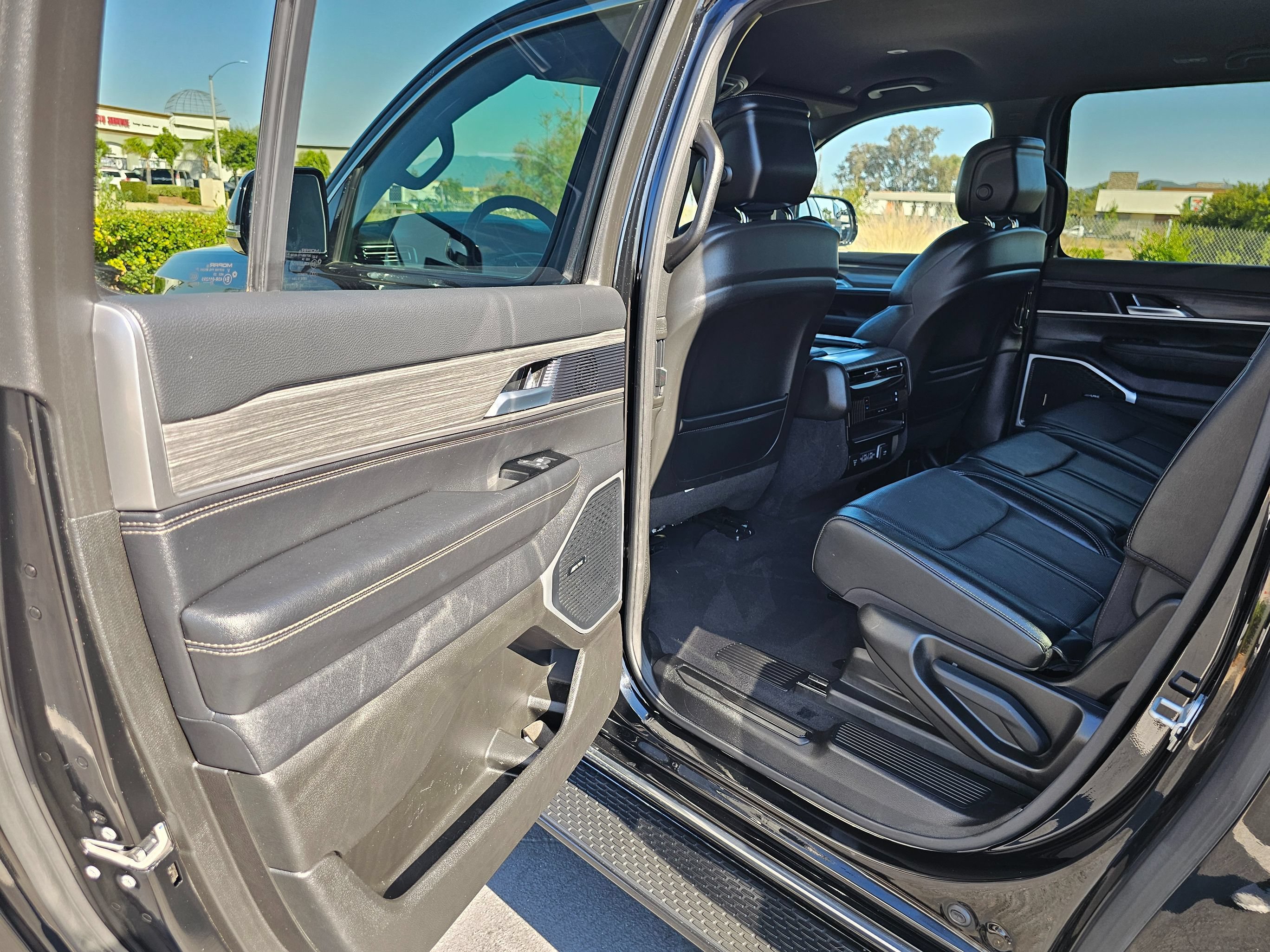 Used 2024 Jeep Wagoneer L Series II w/ Flexible Seating Group AWD/4WD image 17