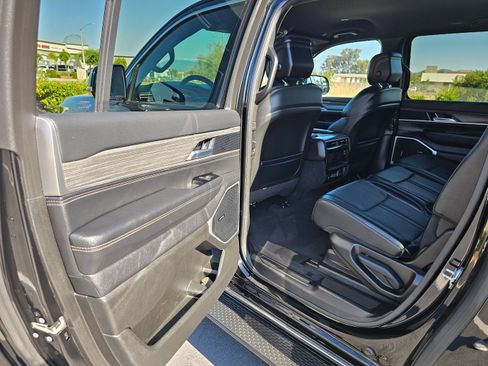 Used 2024 Jeep Wagoneer L Series II w/ Flexible Seating Group AWD/4WD image 17