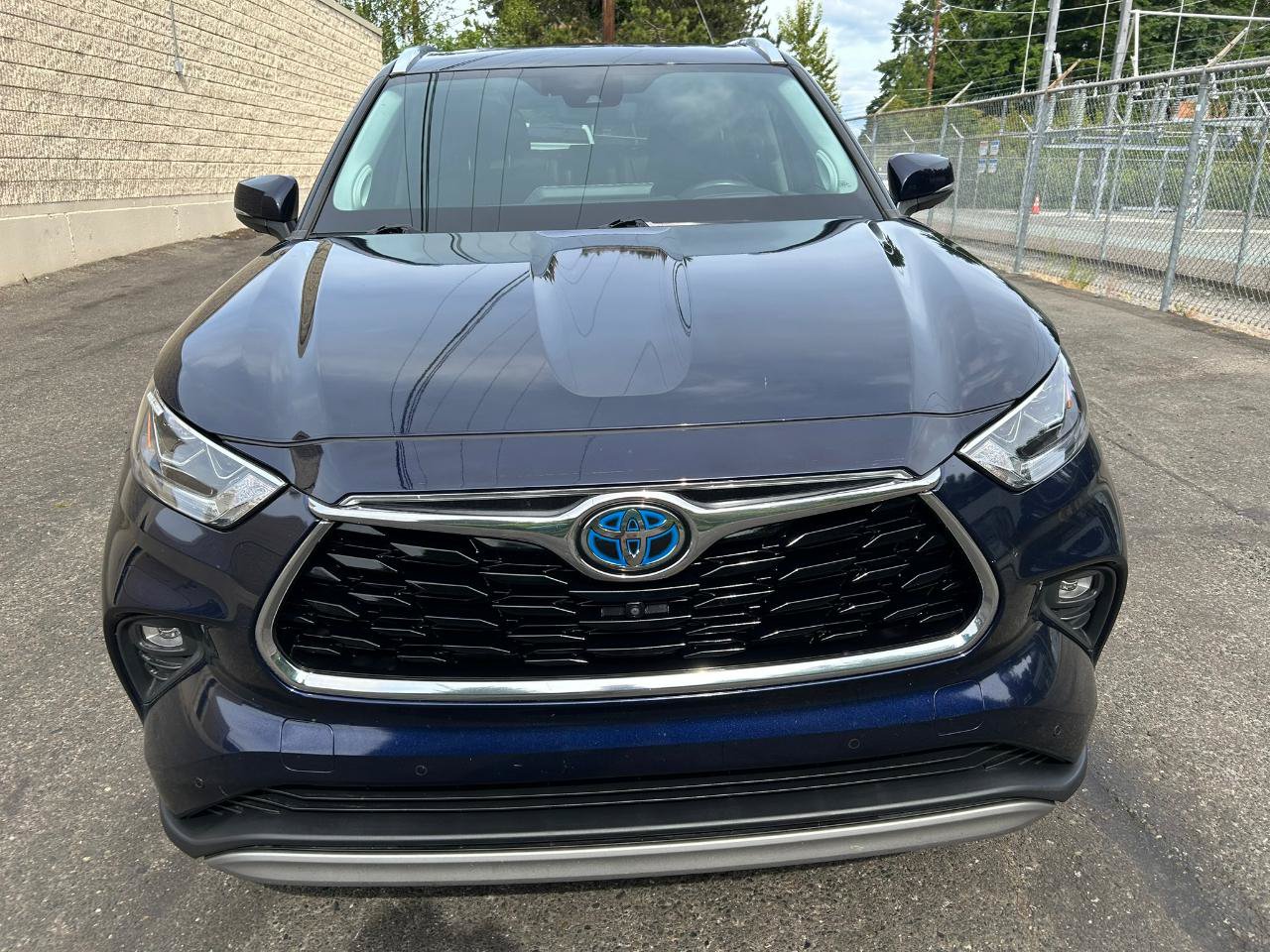 Used 2021 Toyota Highlander Platinum FWD image 2