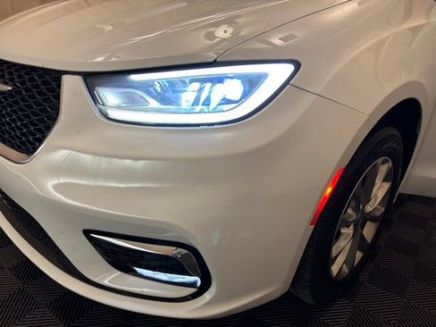 Used 2021 Chrysler Pacifica Touring-L w/ Uconnect Theater Family Group AWD/4WD image 9