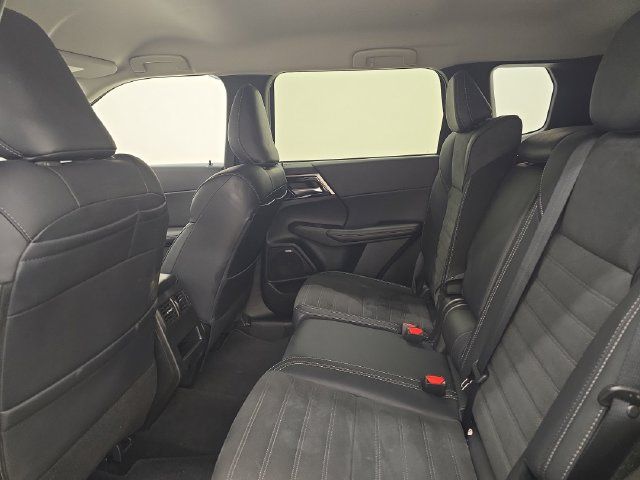 Used 2025 Mitsubishi Outlander AWD image 17