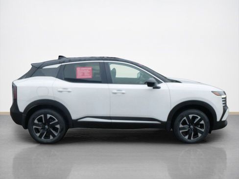 Used 2025 Nissan Kicks SV AWD/4WD image 2