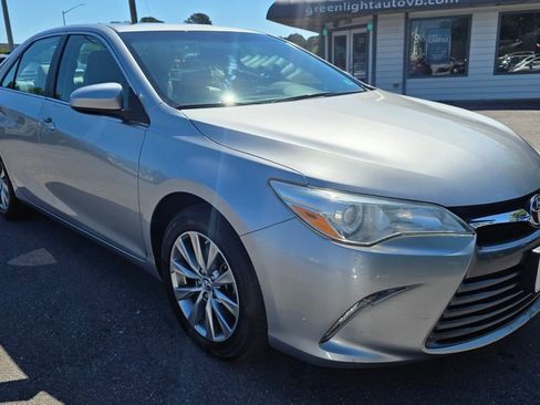 Used 2015 Toyota Camry XLE w/ Moonroof Package FWD image 3