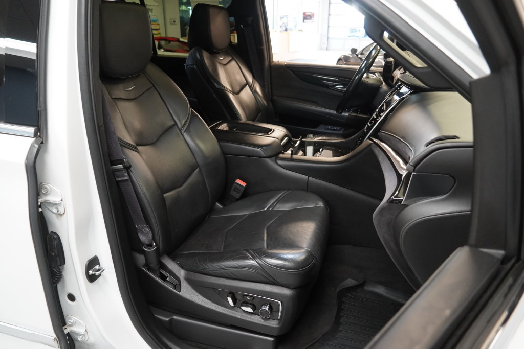 Used 2017 Cadillac Escalade ESV Platinum AWD/4WD image 27