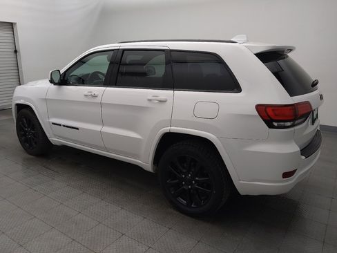 Used 2017 Jeep Grand Cherokee Altitude image 3