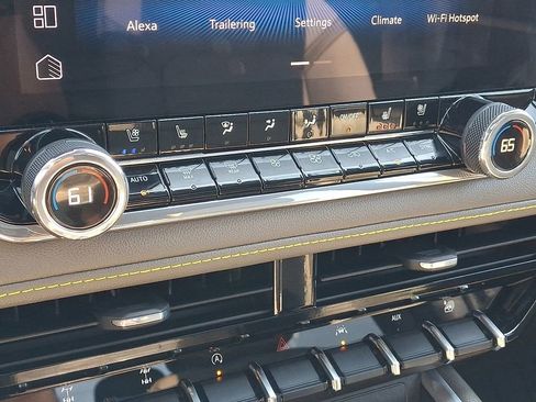 Used 2025 Chevrolet Colorado ZR2 w/ Technology Package AWD/4WD image 16