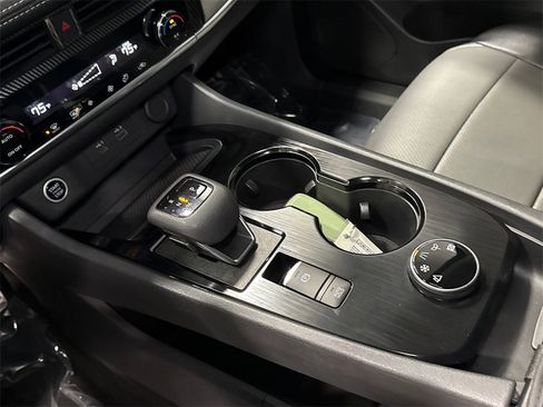 Used 2023 Nissan Rogue SV image 18