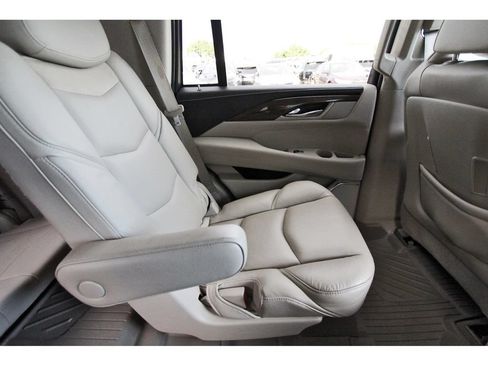 Used 2020 Cadillac Escalade Luxury RWD image 12