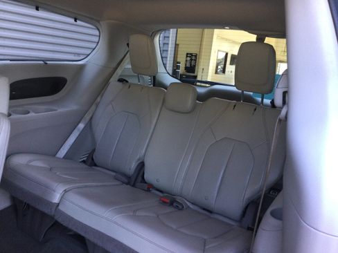 Used 2020 Chrysler Pacifica Touring-L Plus FWD image 6