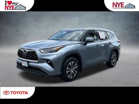 Used 2022 Toyota Highlander XLE AWD/4WD image 1
