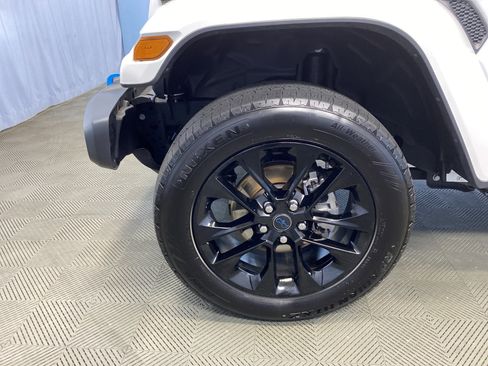 Used 2024 Jeep Wrangler Sahara image 40