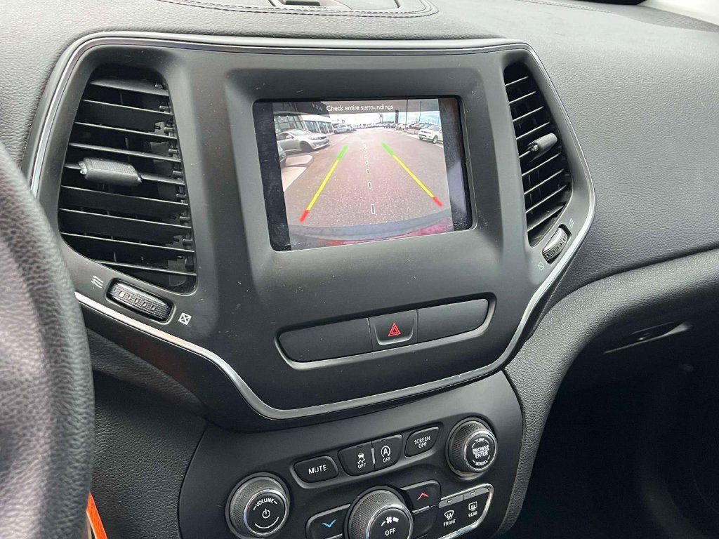 Used 2019 Jeep Cherokee Latitude w/ Popular Appearance Group FWD image 21