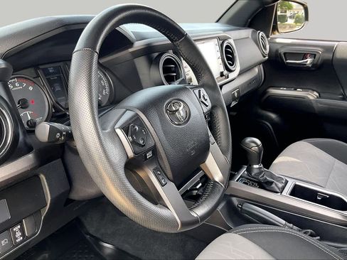 Used 2022 Toyota Tacoma TRD Sport w/ Technology Package AWD/4WD image 18