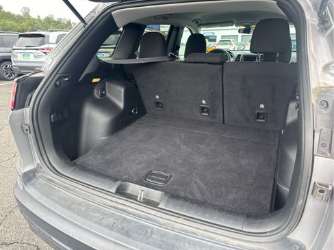 Used 2019 Jeep Cherokee Latitude w/ Popular Appearance Group AWD/4WD image 9