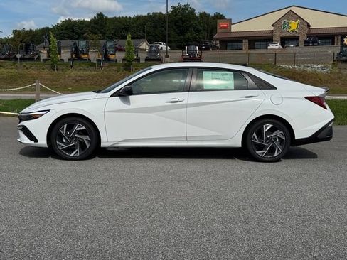 Certified 2025 Hyundai Elantra SEL FWD image 2