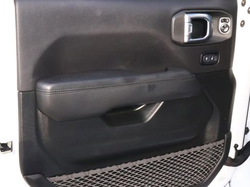 Used 2020 Jeep Wrangler Unlimited Sahara image 15