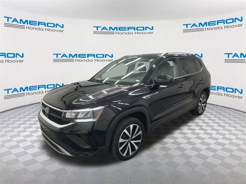 Used 2024 Volkswagen Taos SE image 1