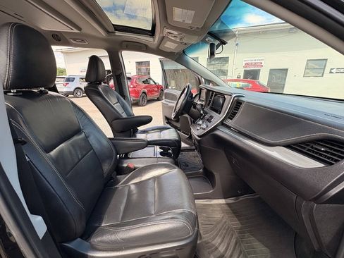 Used 2017 Toyota Sienna SE Premium FWD image 30