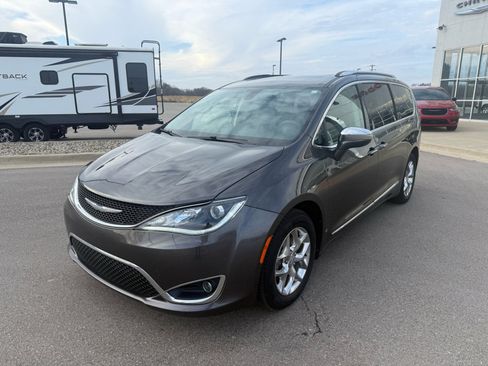 Used 2017 Chrysler Pacifica Limited image 7