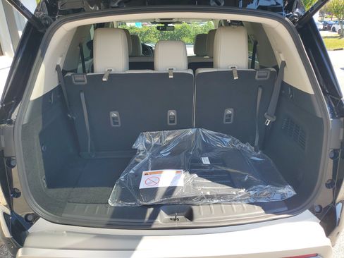 New 2025 Nissan Pathfinder SL image 6