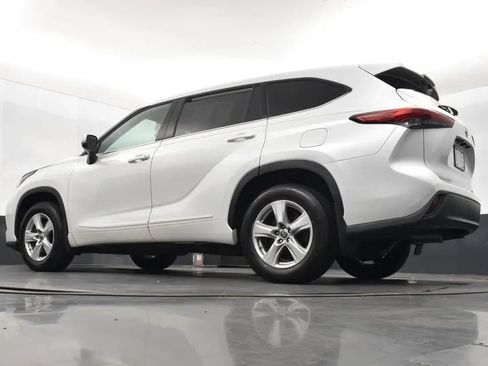 Used 2022 Toyota Highlander LE AWD/4WD image 12