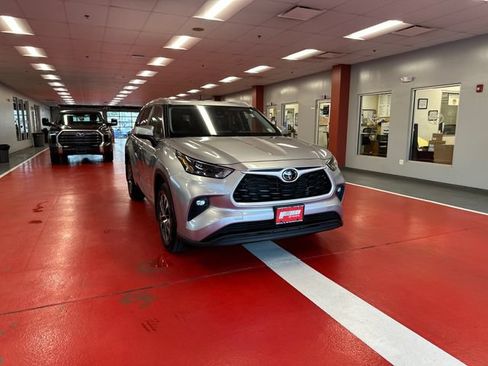 Used 2023 Toyota Highlander XLE AWD/4WD image 2