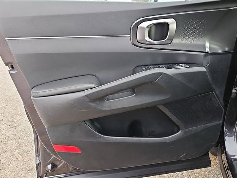 Certified 2025 Kia Sorento LX image 14