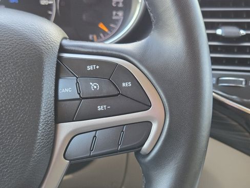 Used 2022 Jeep Grand Cherokee Laredo E AWD/4WD image 19