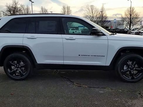 New 2025 Jeep Grand Cherokee Altitude image 9