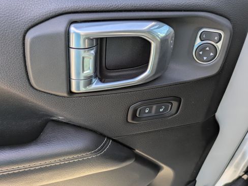 Used 2023 Jeep Wrangler Unlimited Sahara AWD/4WD image 5