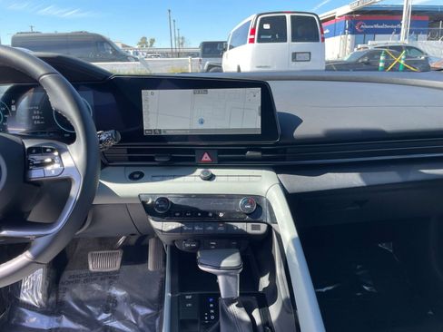 Used 2025 Hyundai Elantra Limited image 17