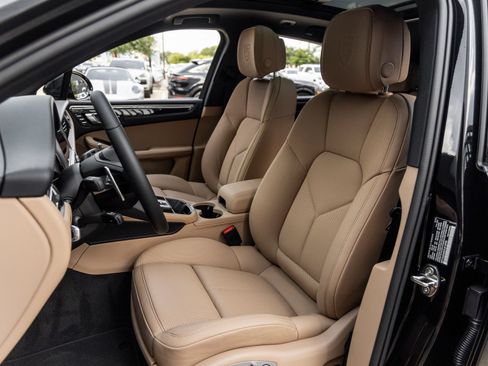 New 2026 Porsche Macan AWD/4WD image 5