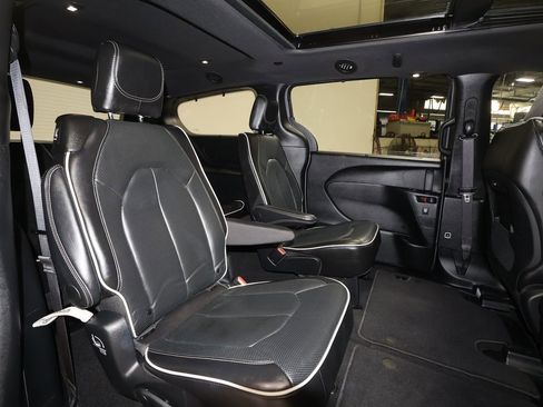 Used 2025 Chrysler Pacifica Limited image 24