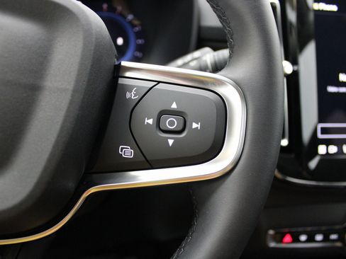 Used 2025 Volvo XC40 B5 Plus image 37