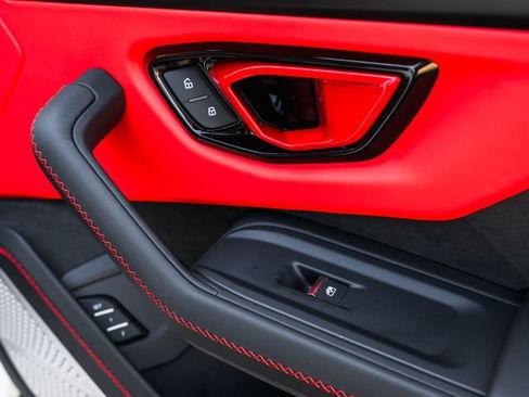 Used 2025 Lamborghini Urus SE AWD/4WD image 43