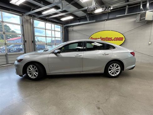 Used 2017 Chevrolet Malibu LT FWD image 2