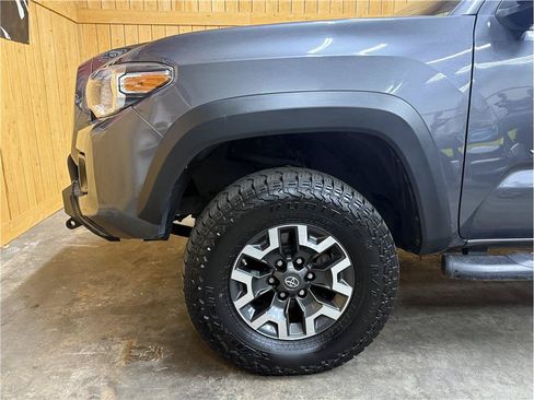 Used 2018 Toyota Tacoma TRD Off-Road AWD/4WD image 12