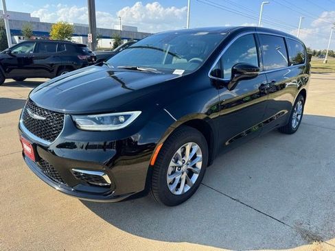 New 2026 Chrysler Pacifica Select AWD/4WD image 3