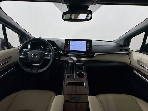 Used 2024 Toyota Sienna XLE image 40