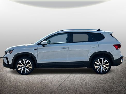 Used 2022 Volkswagen Taos SE image 2