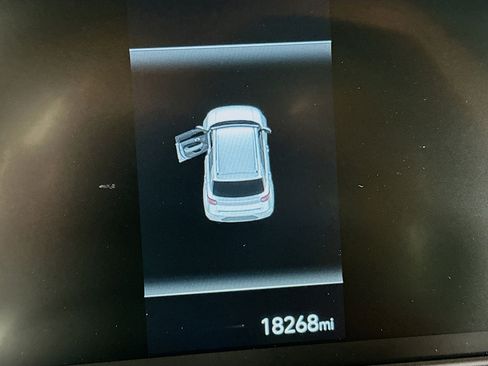 Used 2025 Hyundai Venue Limited image 18