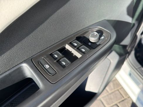 Certified 2025 Volkswagen Taos SE image 13