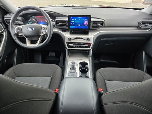 Used 2024 Ford Explorer XLT image 2