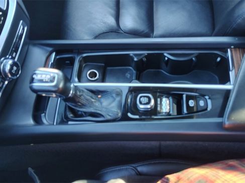 Used 2021 Volvo S60 T6 Momentum w/ Premium Package image 21