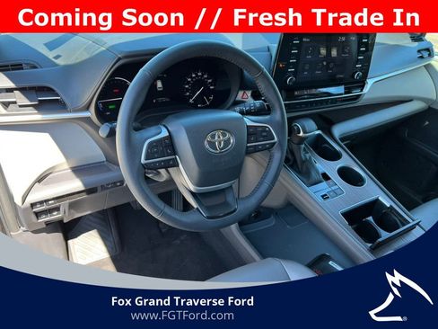 Used 2023 Toyota Sienna XLE FWD image 17