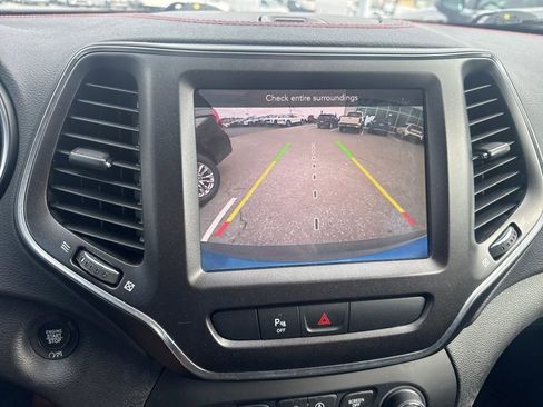 Used 2019 Jeep Cherokee Trailhawk image 4